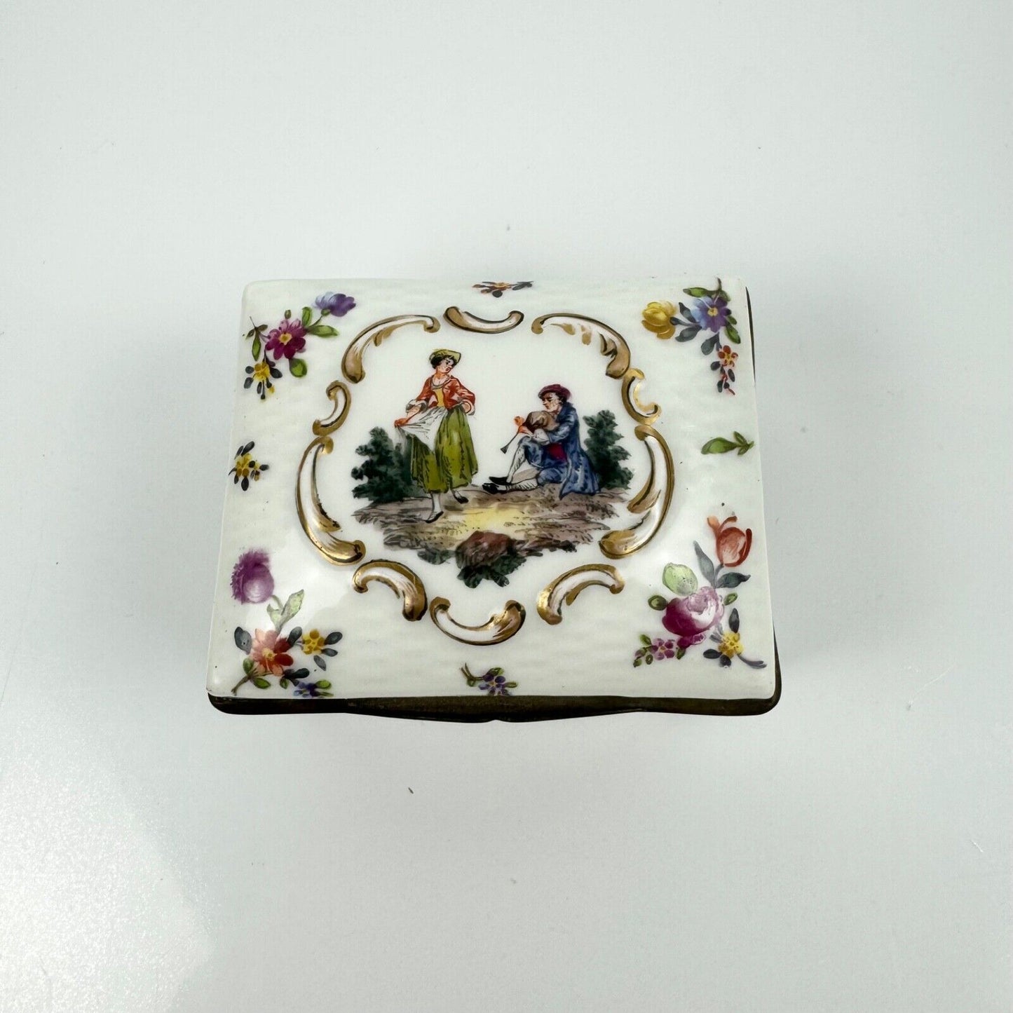 Samson porcelain box painted in Meissen-style w/figures & Deutsche Blümen c1880