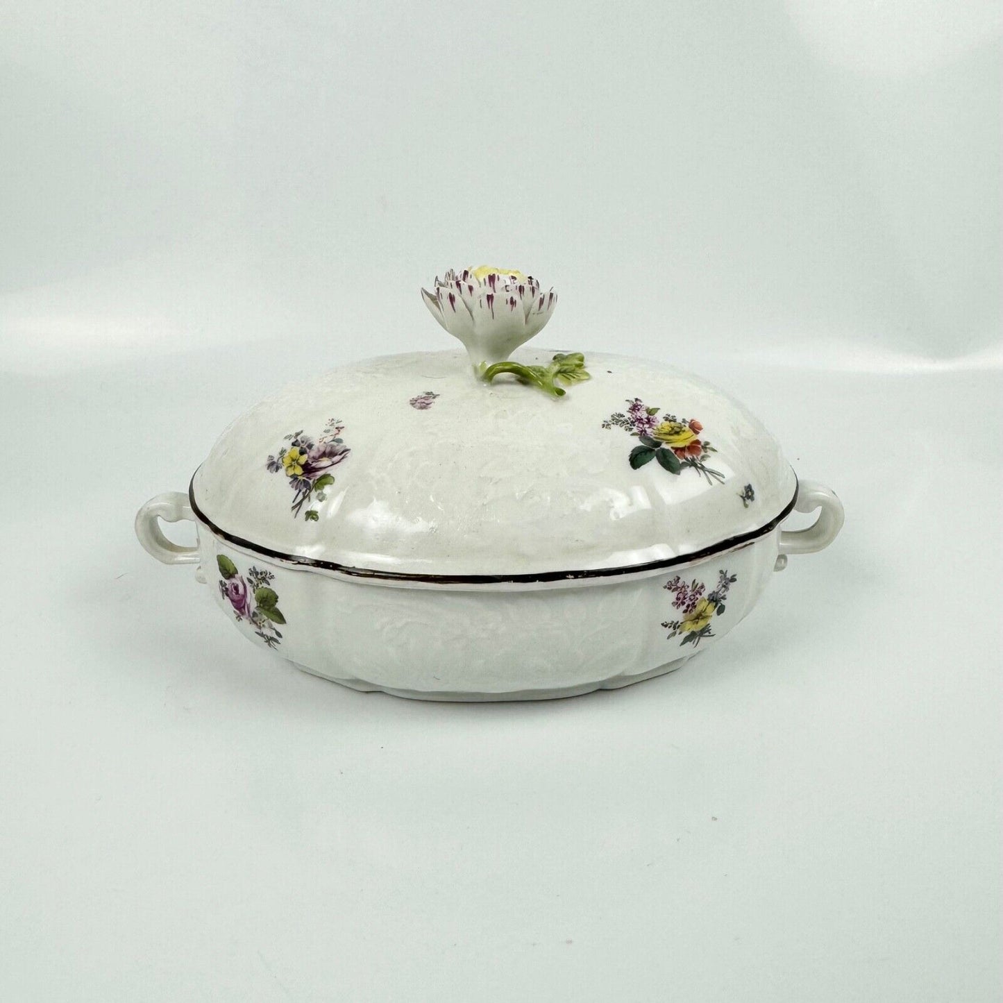 Meissen écuelle with deutsche blümen, floral moulding & floral finial c.1745-55