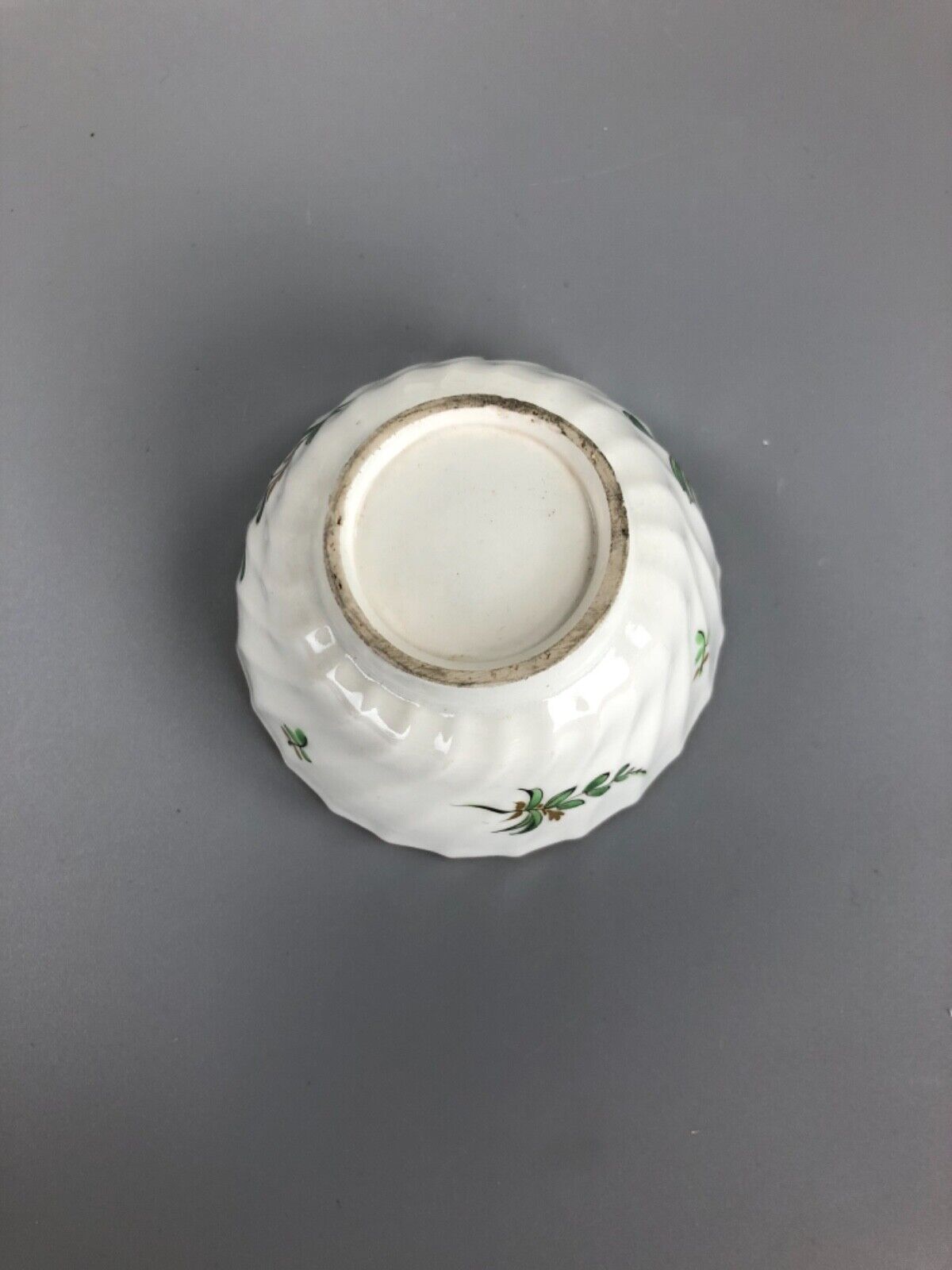 18thc. Flight Barr wrythen moulded tea bowl & saucer. Green leaf & acorn decor.