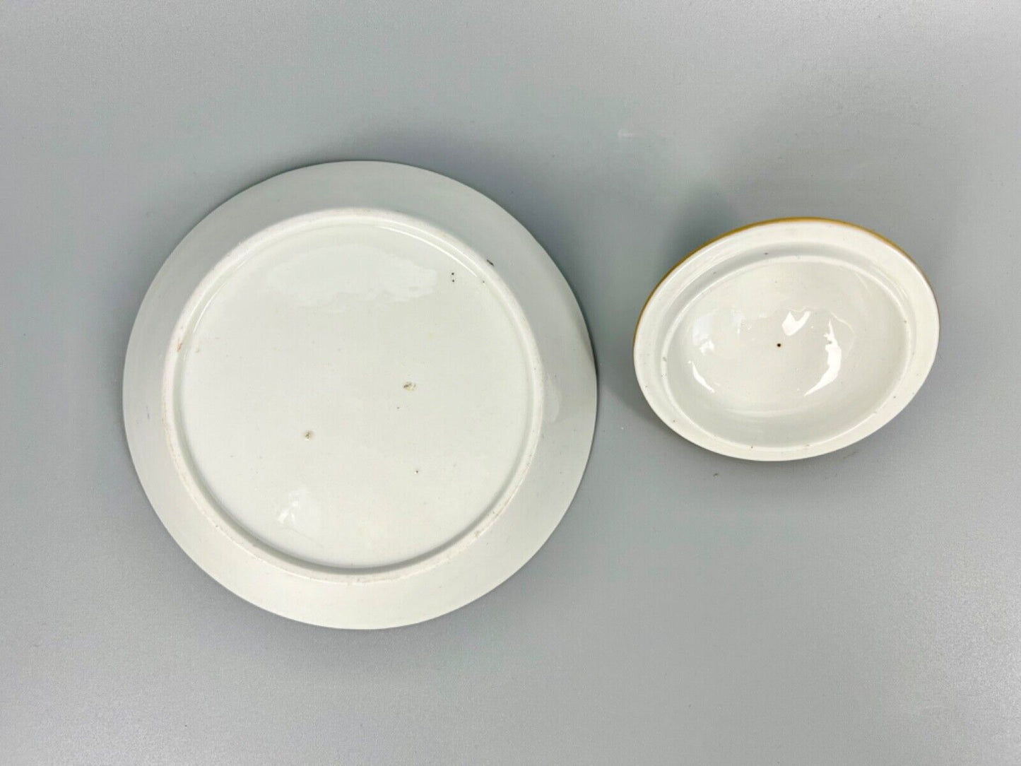 A pair of Chamberlain Worcester chocolate cups, covers and stands c1795