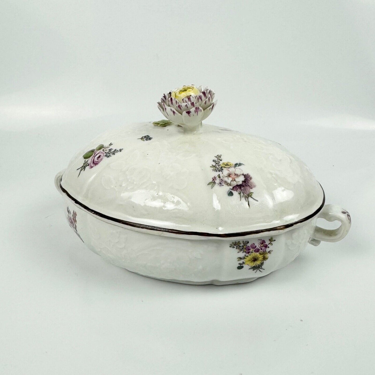 Meissen écuelle with deutsche blümen, floral moulding & floral finial c.1745-55