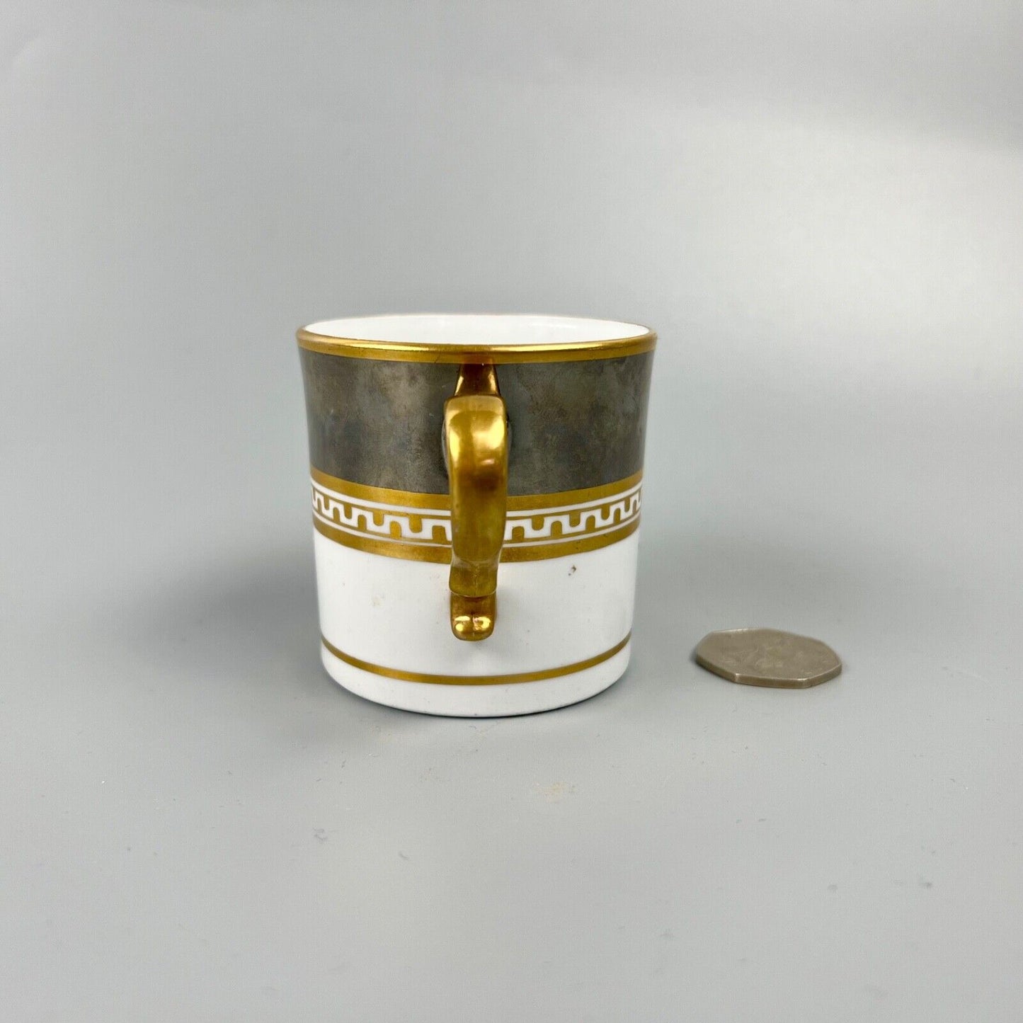 A fine Spode platinum lustre coffee can in pattern 822. c.1805-10