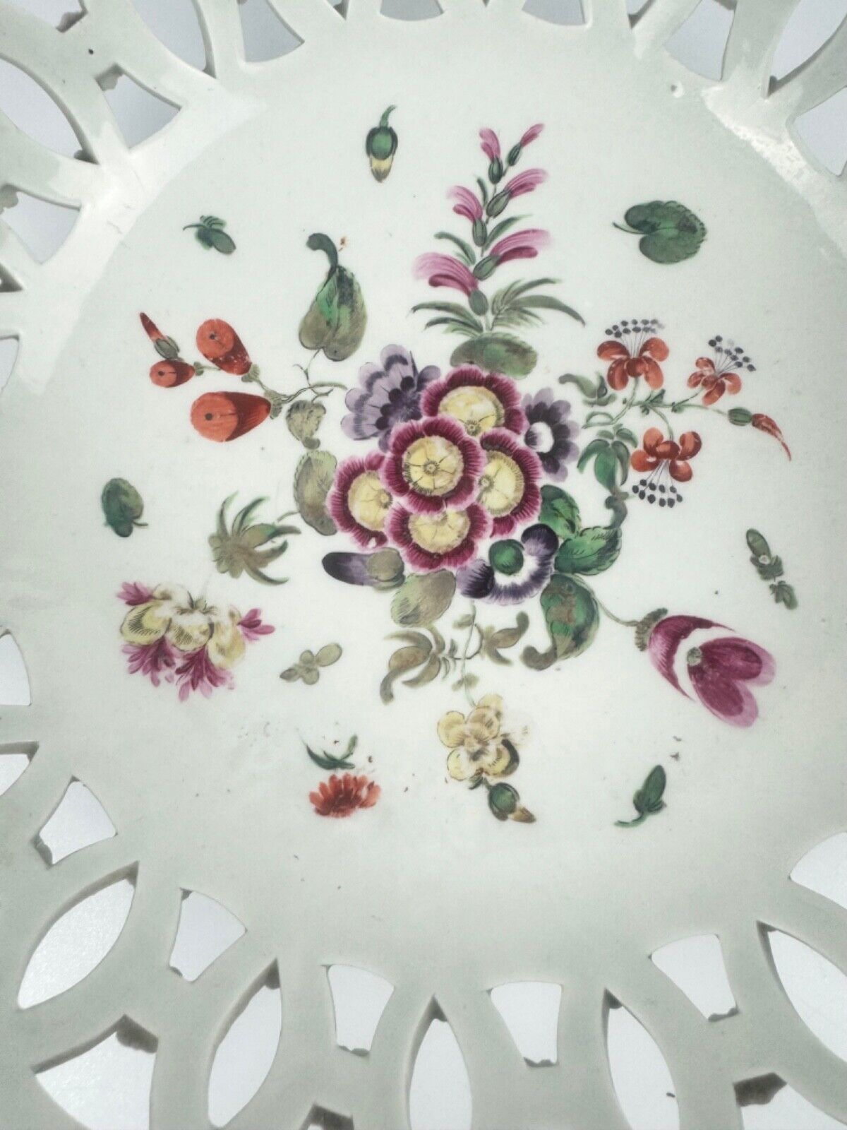 A c.1770 Worcester reticulated basket. Painted and applied floral decoration.