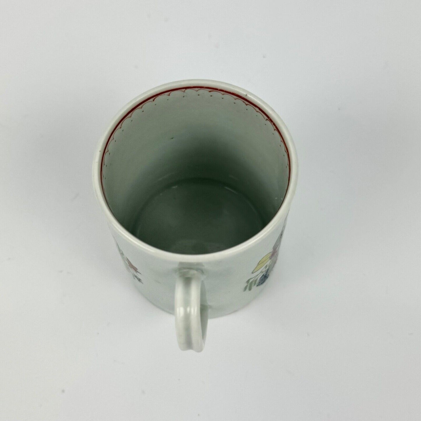 Worcester 1st period coffee can in the "Chinese family" pattern. c.1765-70