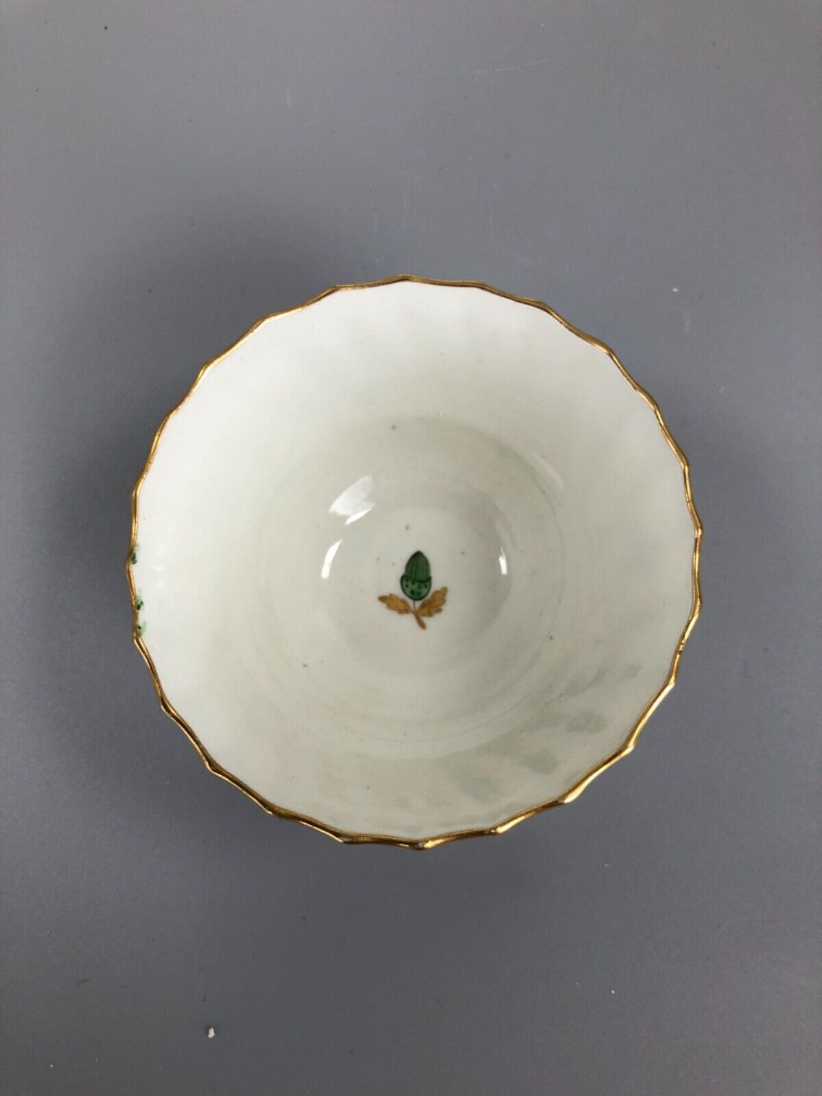 18thc. Flight Barr wrythen moulded tea bowl & saucer. Green leaf & acorn decor.