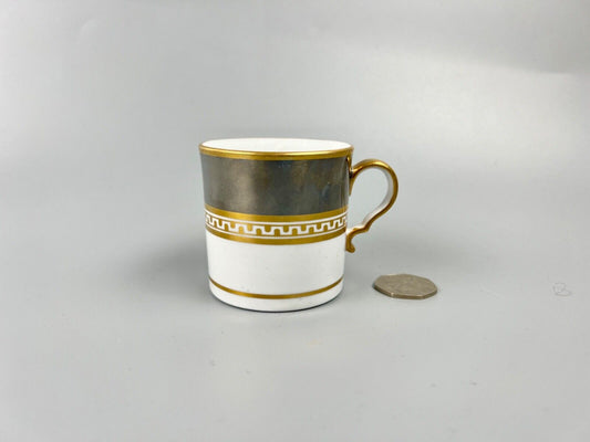 A fine Spode platinum lustre coffee can in pattern 822. c.1805-10