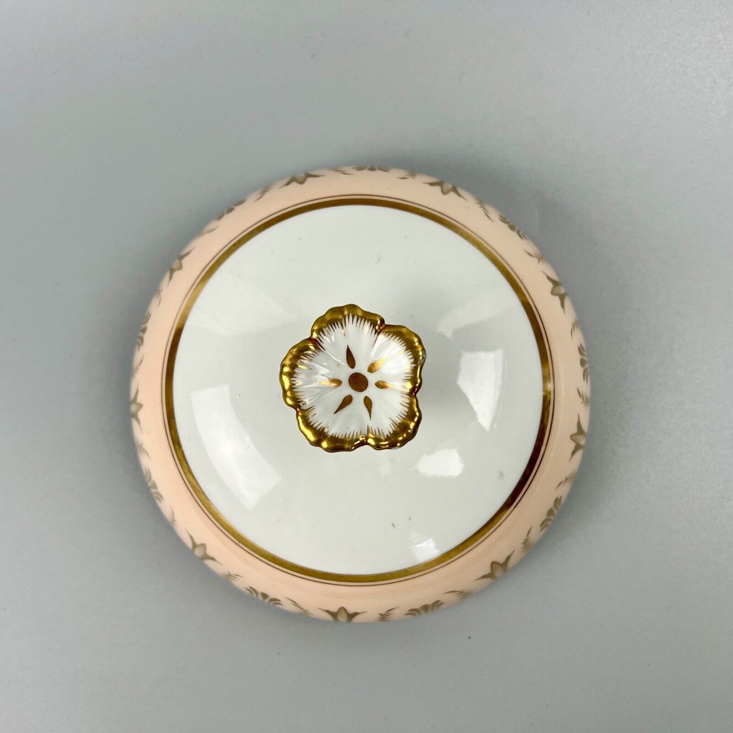 Barr Flight & Barr muffin dish with rich gilt decoration on salmon ground. c1805