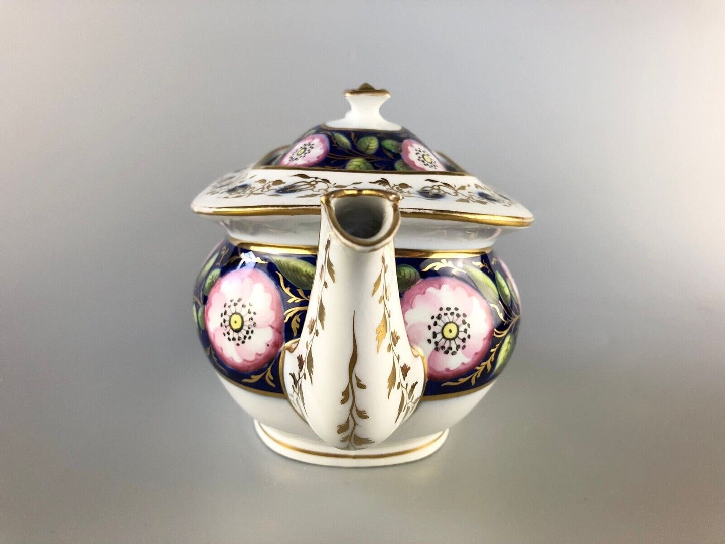 A lovely New Hall London-shape tea pot in spectacular pattern 1421. c.1812-18