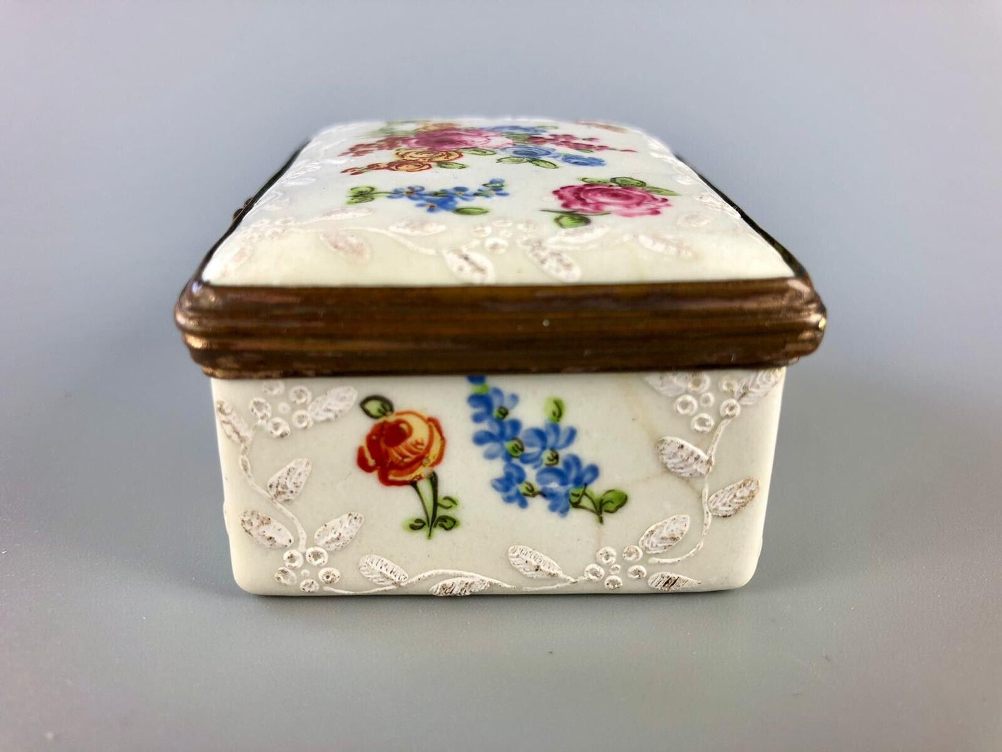 A fine c1775 Birmingham/South Staffs bianco-sopra-bianco enamel snuff box