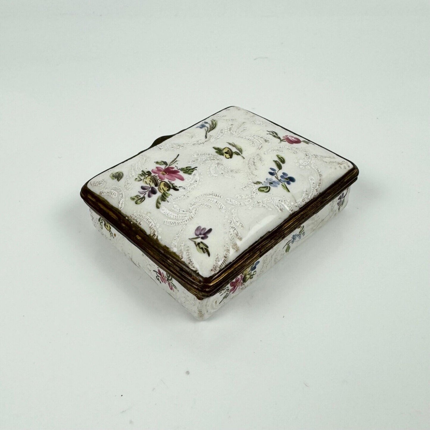 An unusual c1775 Birmingham/South Staffs bianco-sopra-bianco enamel snuff box