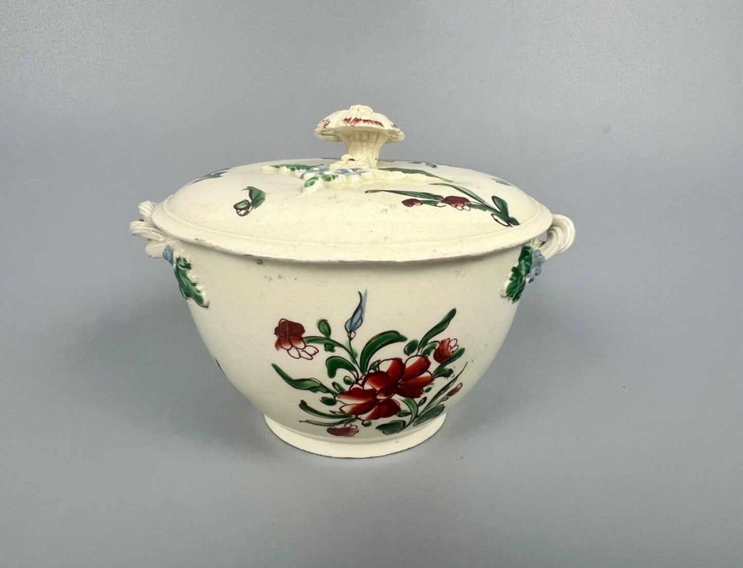 A rare Cockpit Hill Derby sucrier & cover ex-Tom Walford & Garry Atkins c.1770