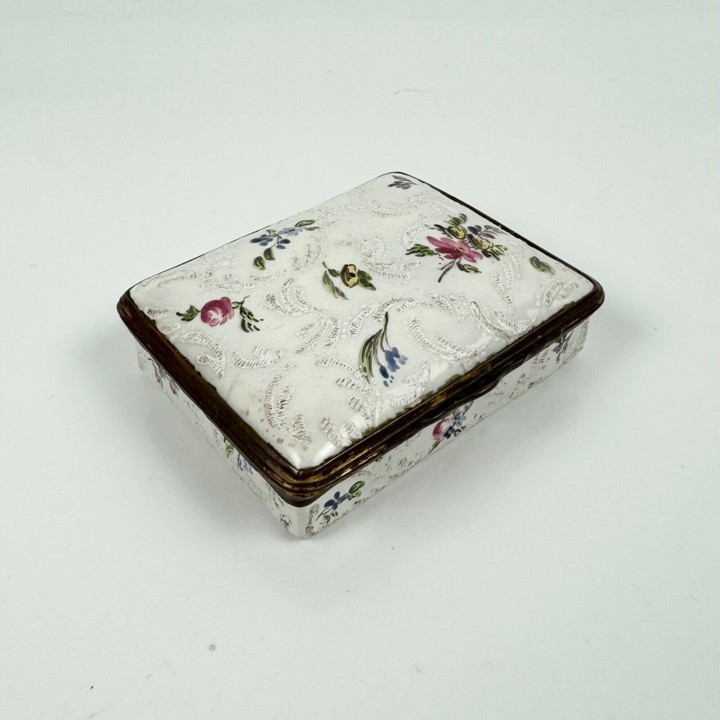 An unusual c1775 Birmingham/South Staffs bianco-sopra-bianco enamel snuff box
