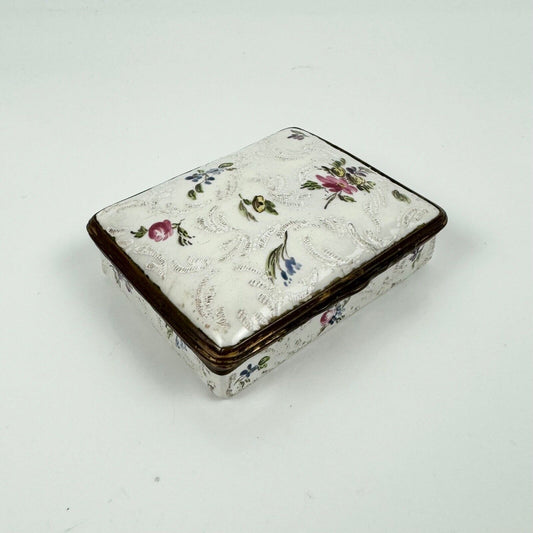 An unusual c1775 Birmingham/South Staffs bianco-sopra-bianco enamel snuff box
