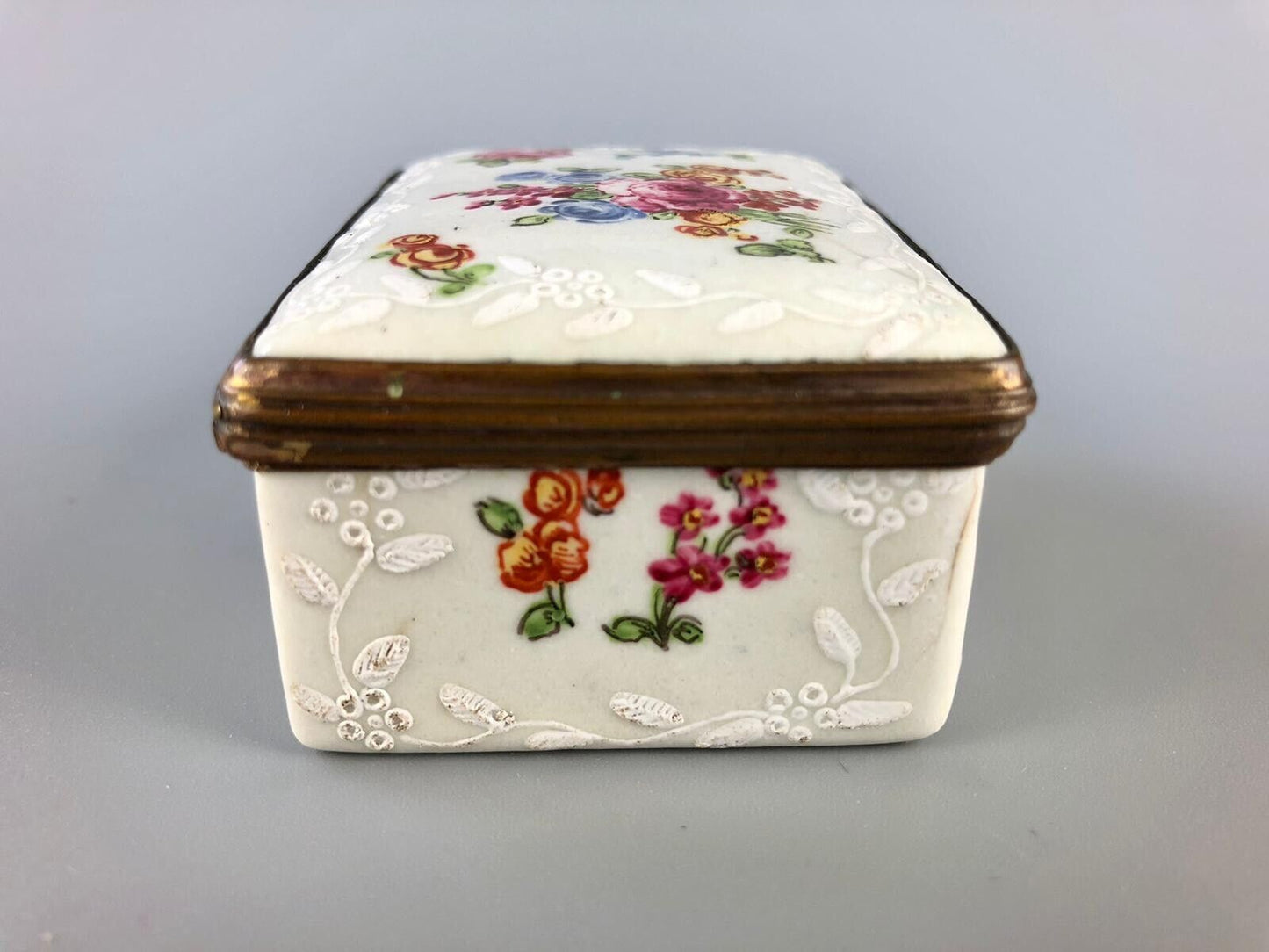 A fine c1775 Birmingham/South Staffs bianco-sopra-bianco enamel snuff box