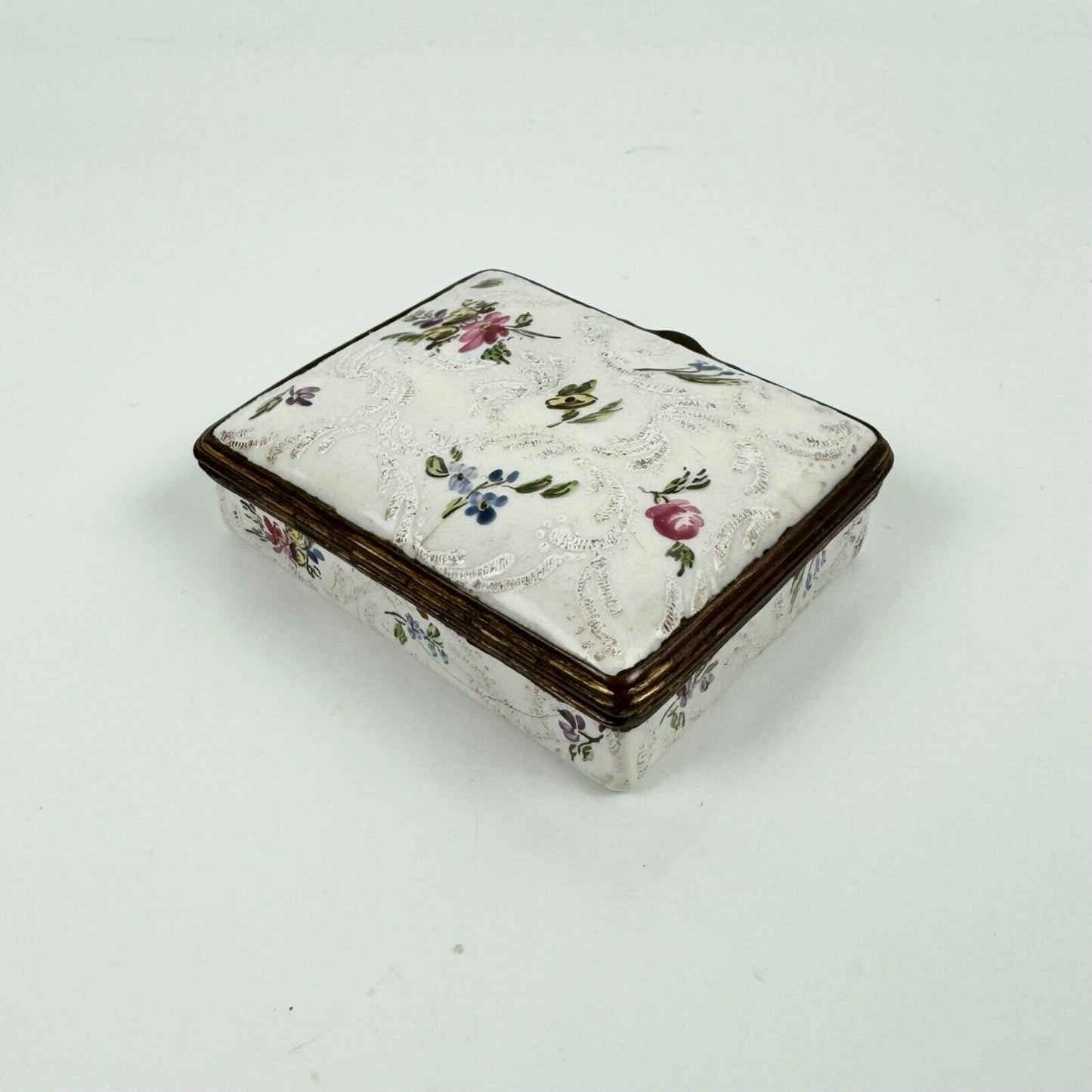 An unusual c1775 Birmingham/South Staffs bianco-sopra-bianco enamel snuff box