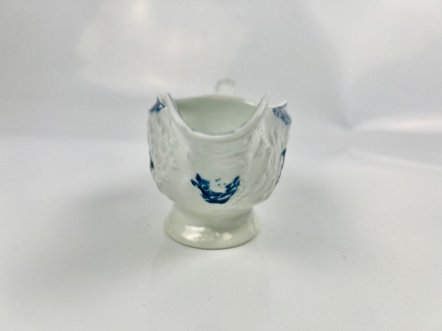 A Lowestoft porcelain cream jug