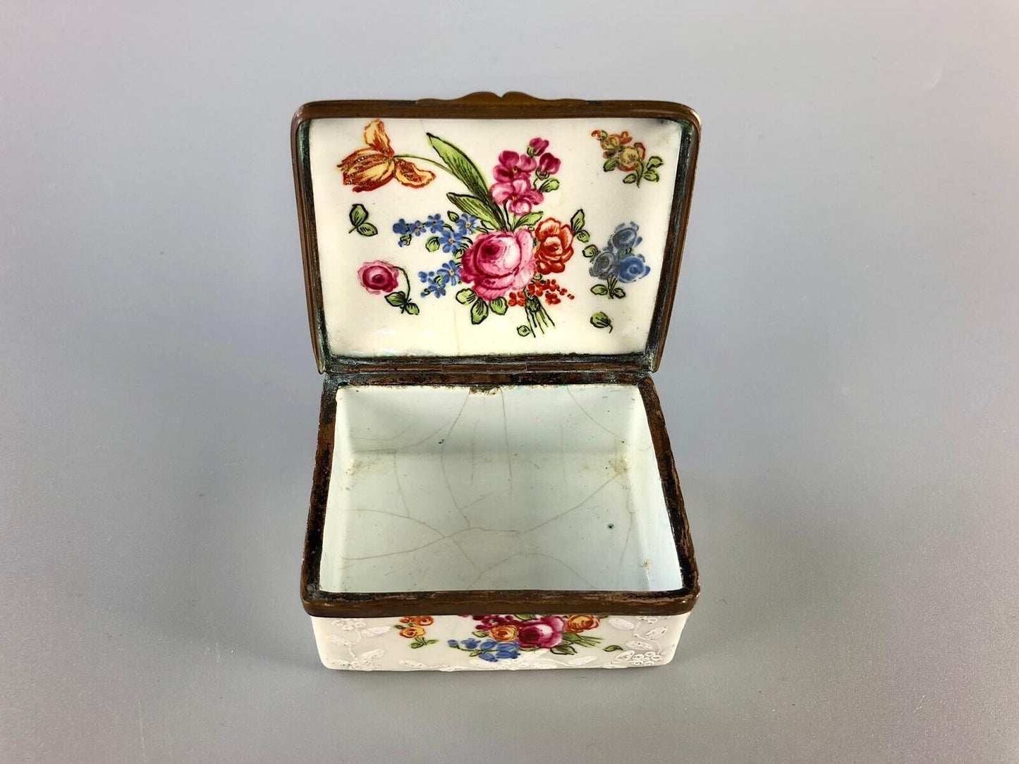 A fine c1775 Birmingham/South Staffs bianco-sopra-bianco enamel snuff box