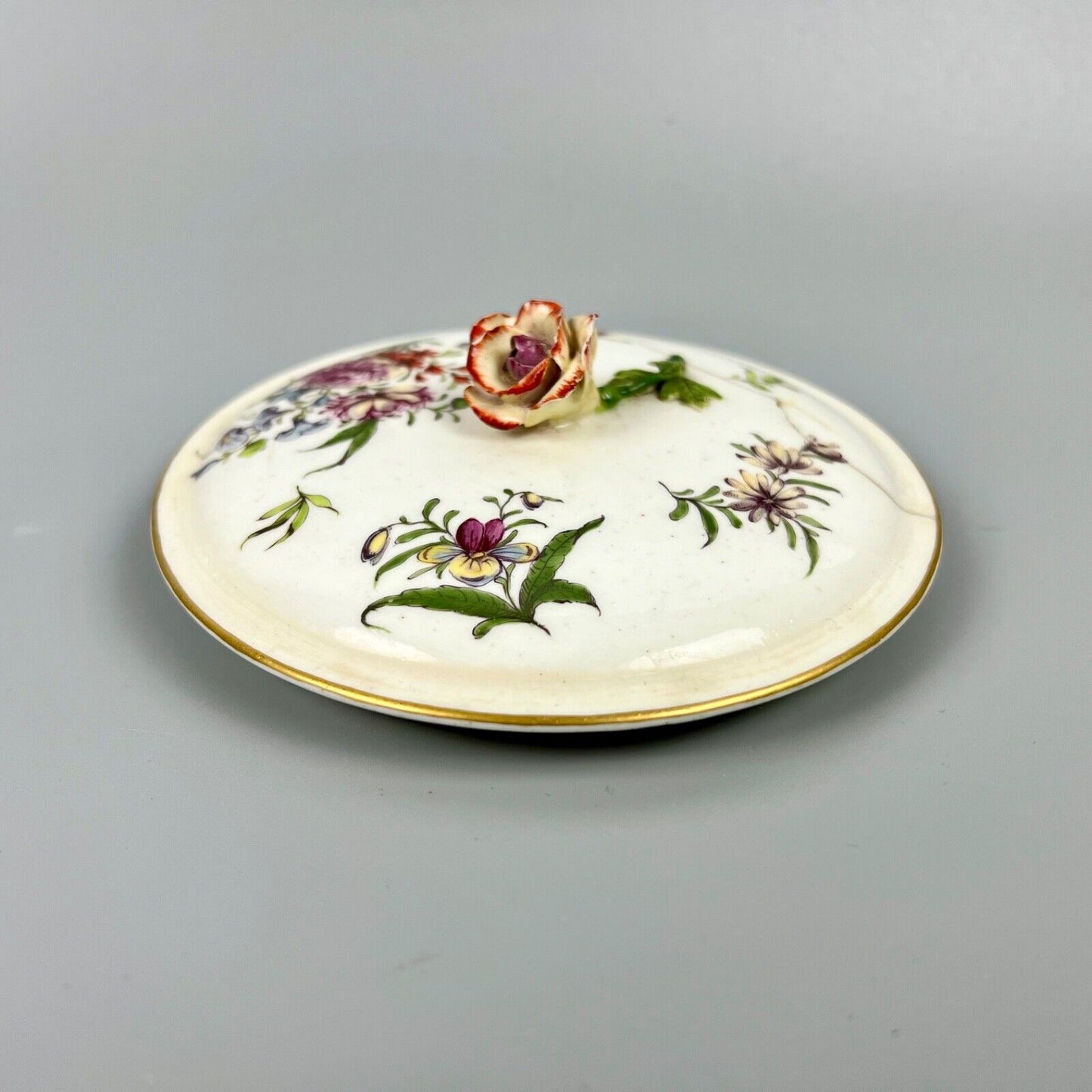 A superbly painted Chelsea (Red Anchor) tureen cover with rose knop 1752-6