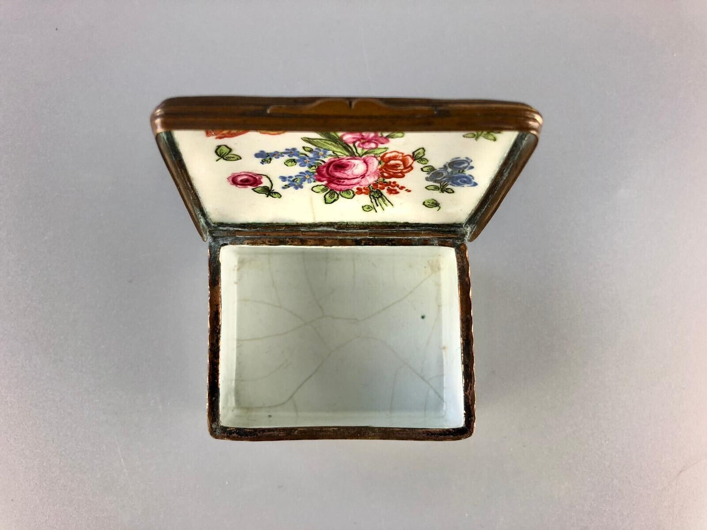 A fine c1775 Birmingham/South Staffs bianco-sopra-bianco enamel snuff box