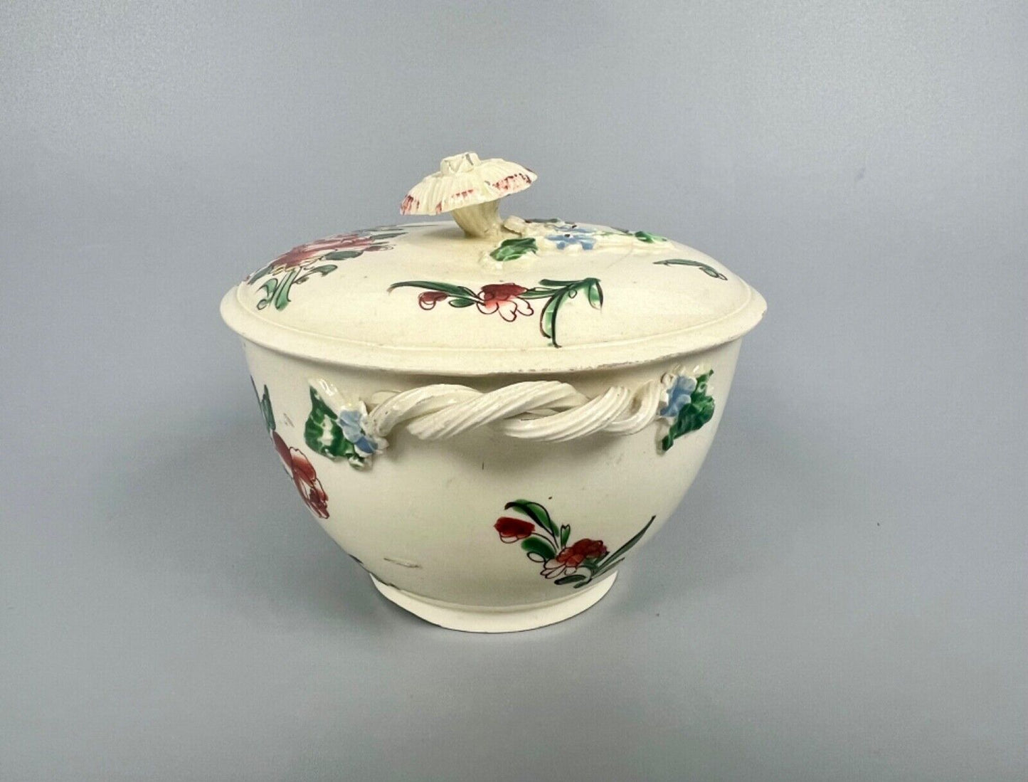 A rare Cockpit Hill Derby sucrier & cover ex-Tom Walford & Garry Atkins c.1770