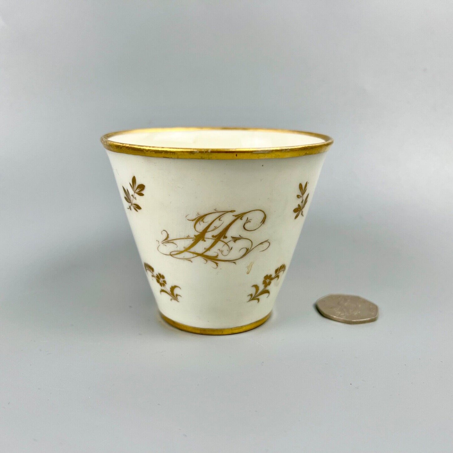 A very finely painted Worcester beaker/tumbler in Billingsley style c1795-1800