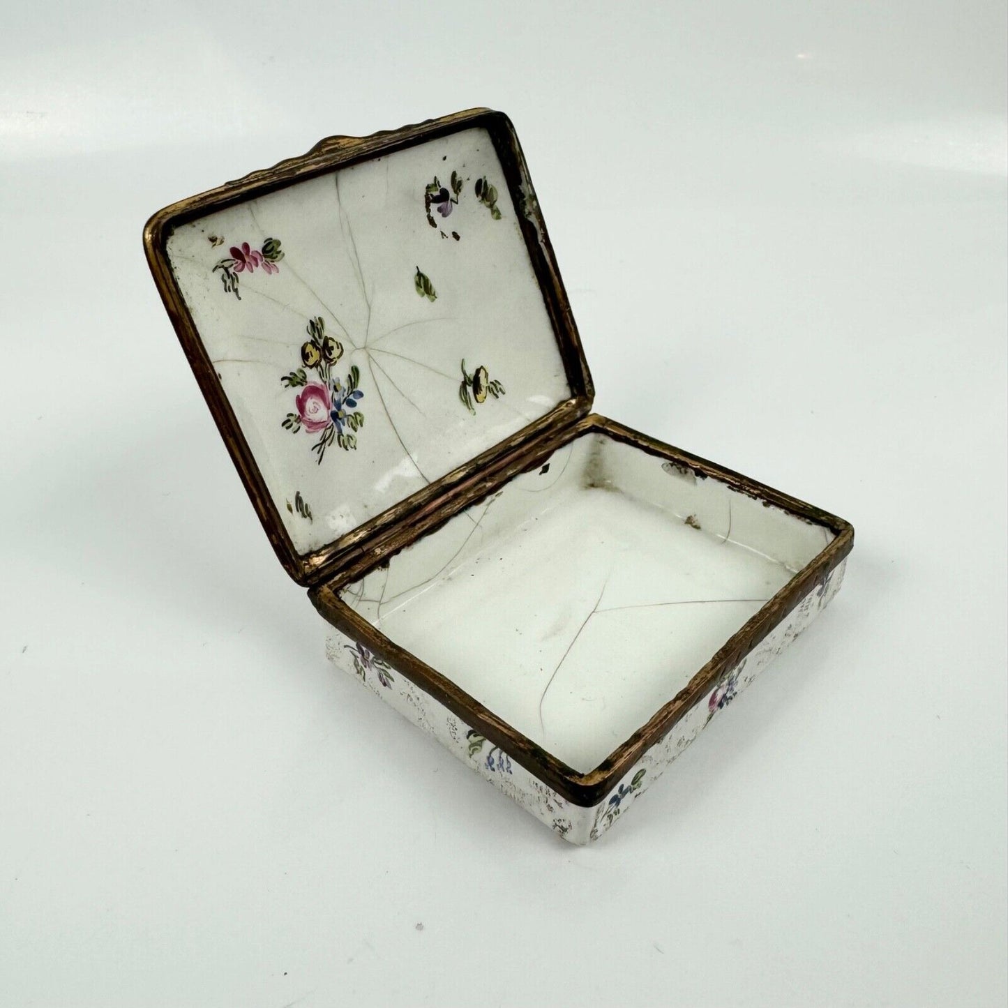 An unusual c1775 Birmingham/South Staffs bianco-sopra-bianco enamel snuff box