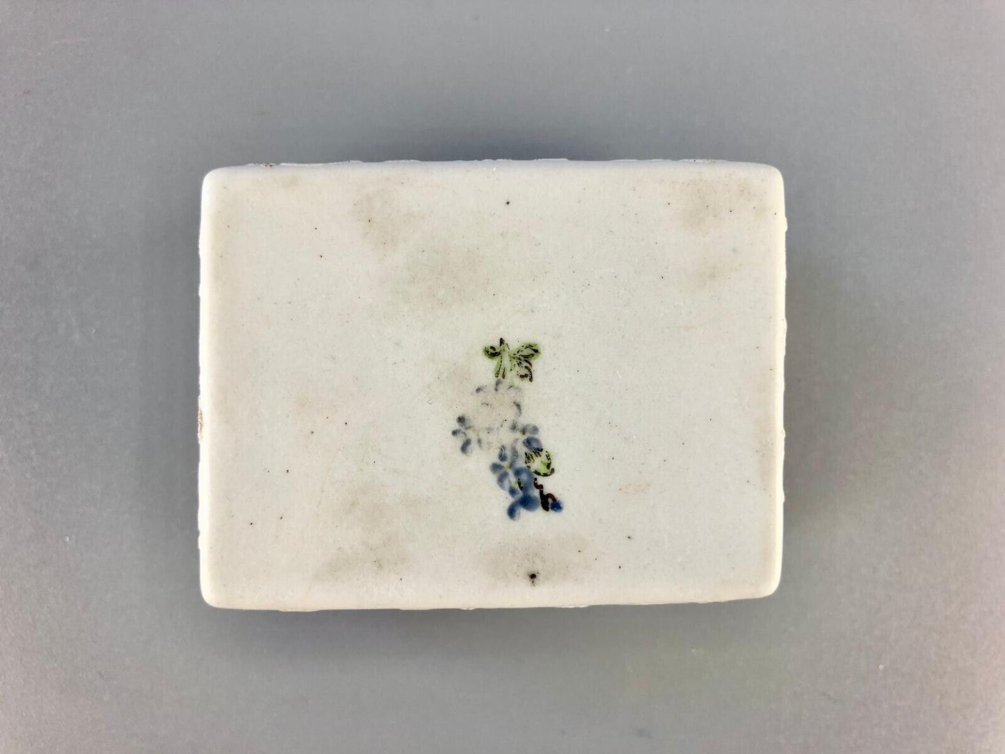 A fine c1775 Birmingham/South Staffs bianco-sopra-bianco enamel snuff box