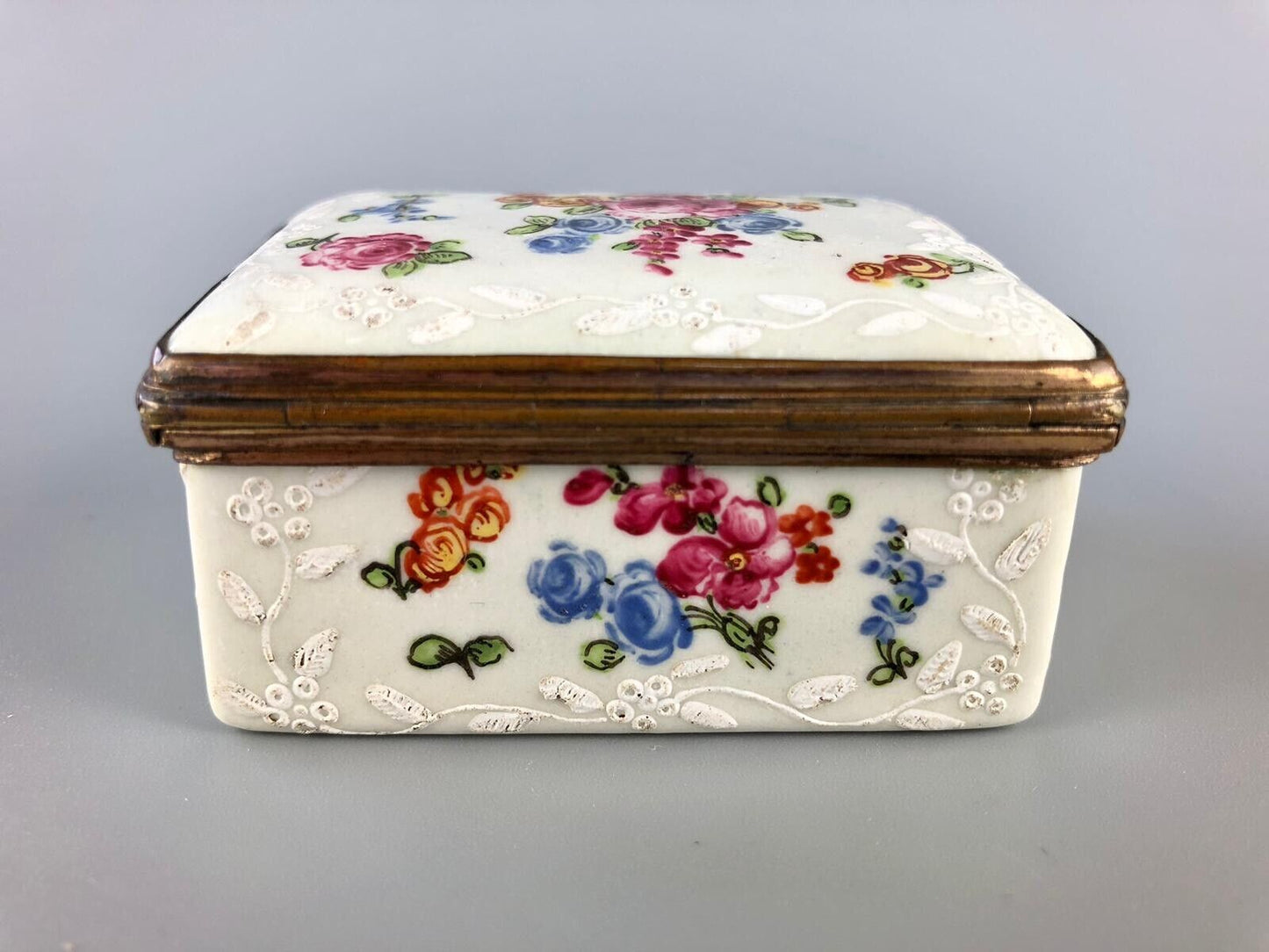 A fine c1775 Birmingham/South Staffs bianco-sopra-bianco enamel snuff box