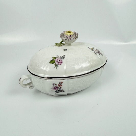Meissen écuelle with deutsche blümen, floral moulding & floral finial c.1745-55