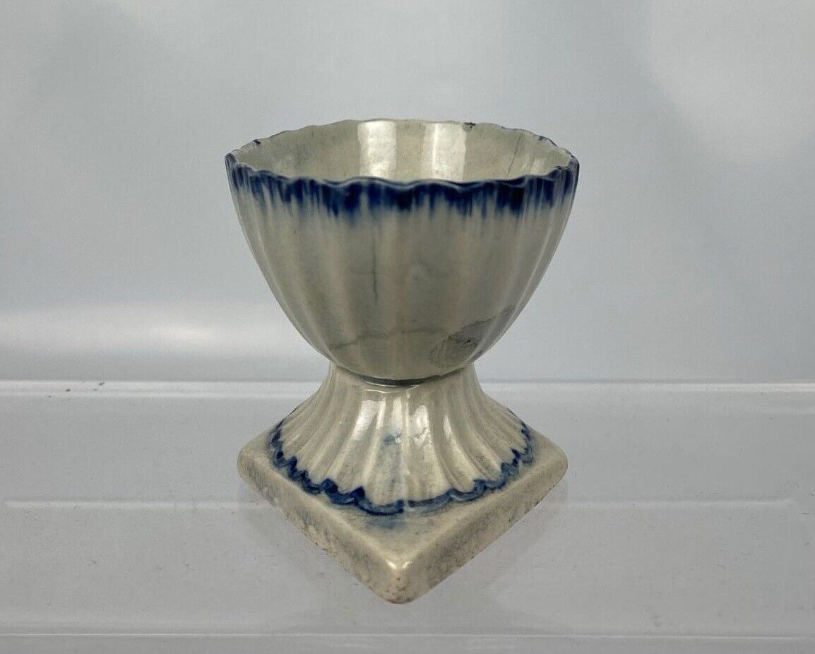 An English pearlware salt, 18th century. Blue feather decoration