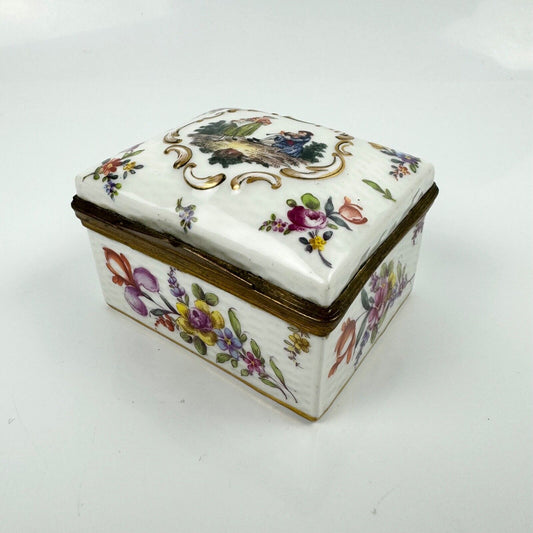Samson porcelain box painted in Meissen-style w/figures & Deutsche Blümen c1880