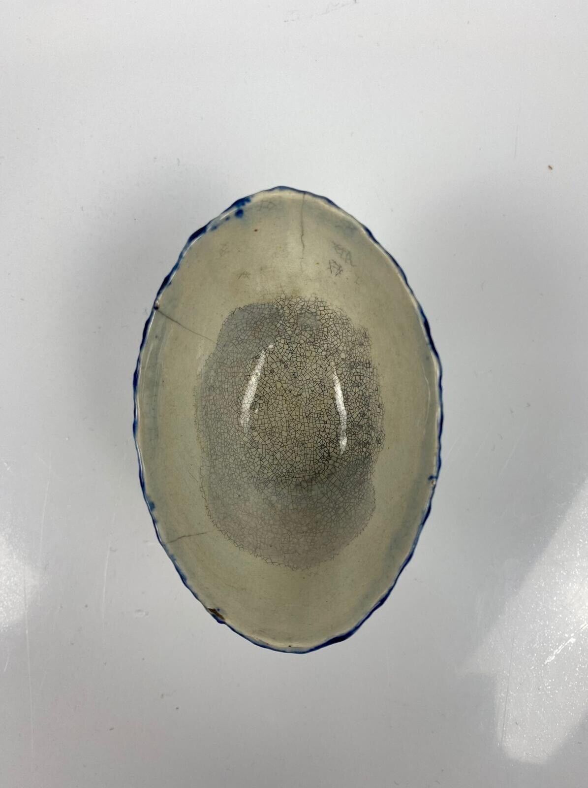 An English pearlware salt, 18th century. Blue feather decoration