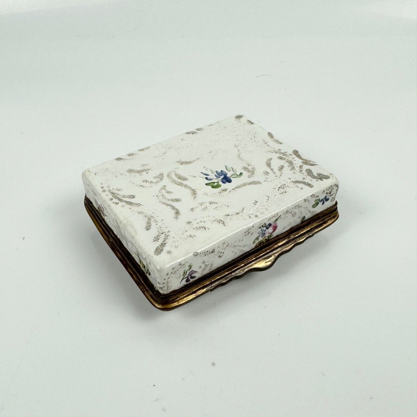 An unusual c1775 Birmingham/South Staffs bianco-sopra-bianco enamel snuff box
