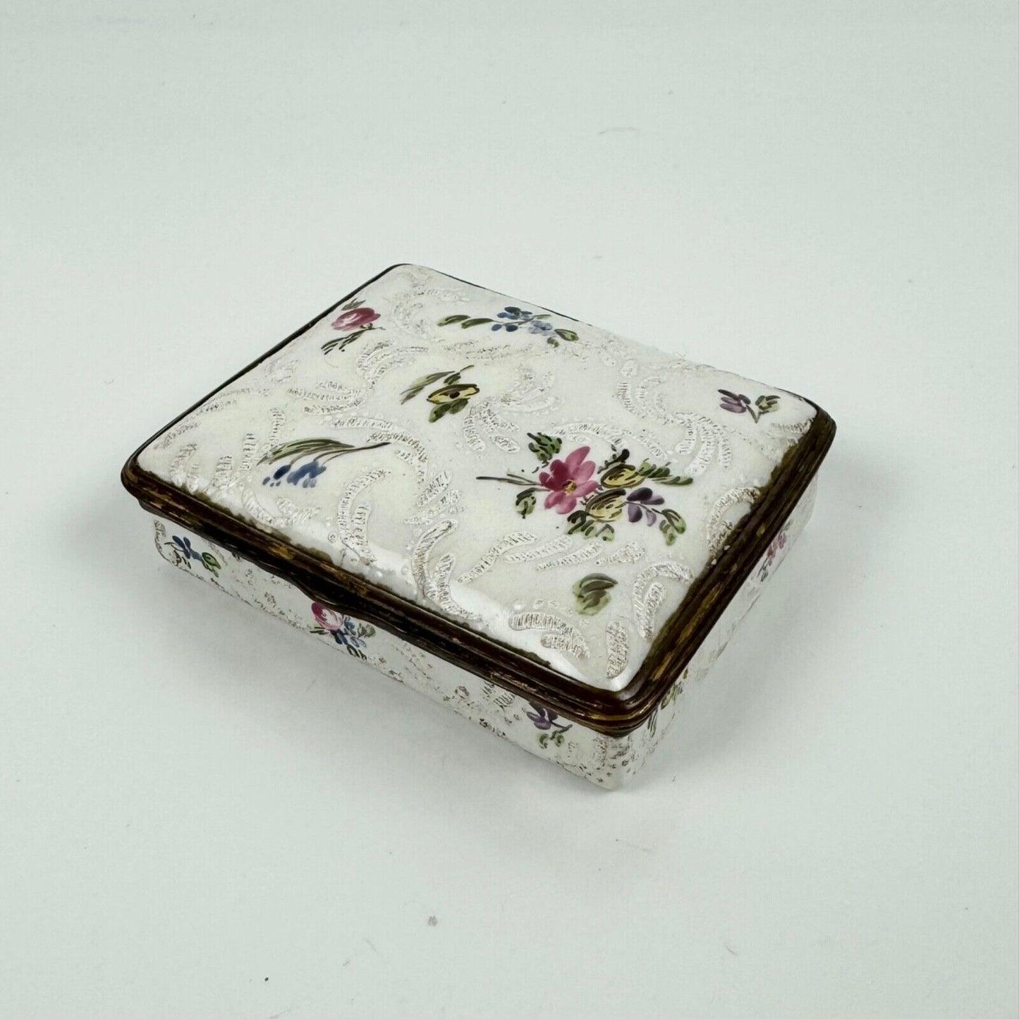 An unusual c1775 Birmingham/South Staffs bianco-sopra-bianco enamel snuff box