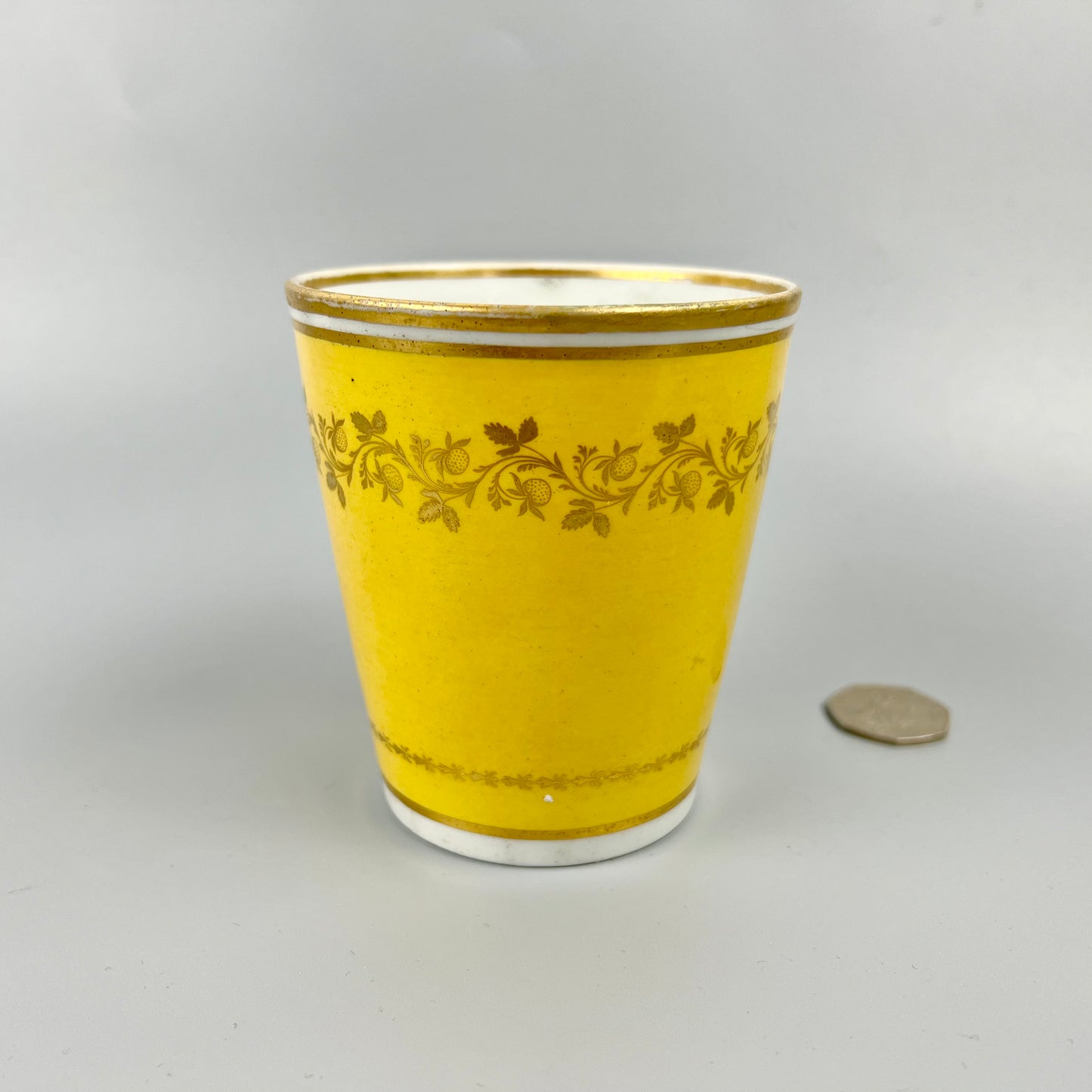 A very finely painted Worcester beaker/tumbler c1795-1800. Probably Chamberlain.